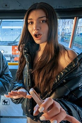 Шантажирует девушек в своих личных целях